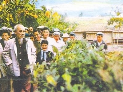 Bác Hồ về thăm quê nội làng Sen, xã Kim Liên, huyện Nam Đàn, Nghệ An, tháng 6-1957.